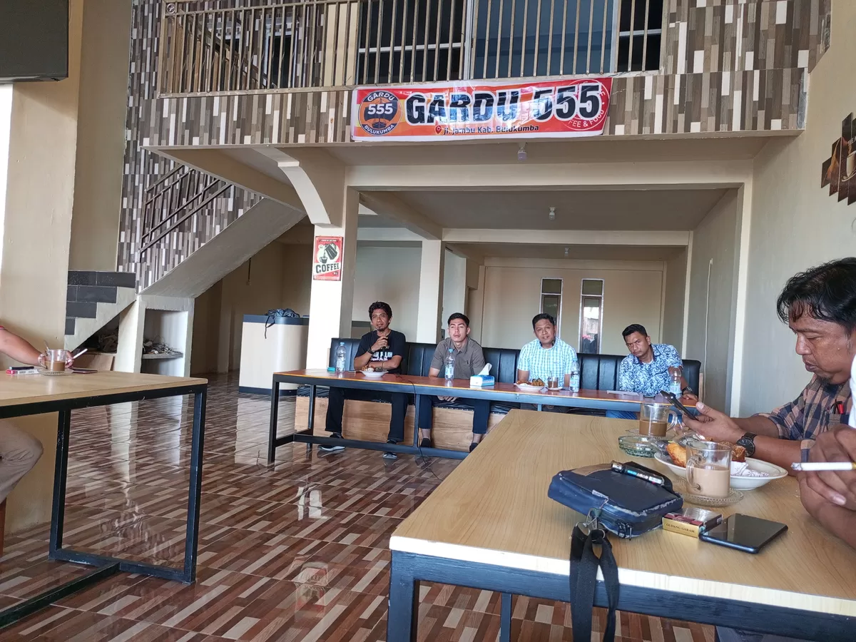 Kasatreskrim Polres Bulukumba AKP Andi Imran Hamid saat silaturahmi dan ngopi santai bersama media serta aktivis di Bulukumba.