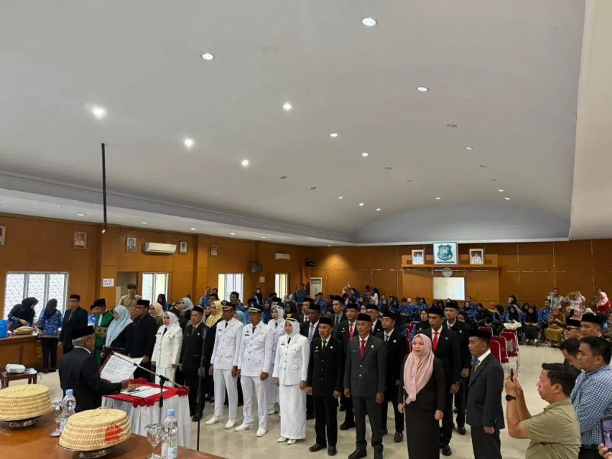 Sebanyak 25 pejabat administrator Pemkab Bulukumba resmi dilantik dalam mutasi jabatan yang berlangsung di Ruang Pola Kantor Bupati Bulukumba, Senin 27 April 2026.