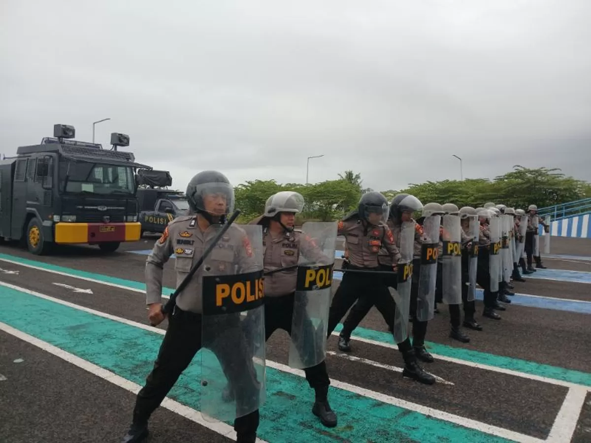 Polres Bulukumba menggelar latihan Dalmas jelang May Day 2026 sebagai bentuk kesiapan pengamanan aksi penyampaian aspirasi agar berlangsung aman, tertib, dan kondusif.