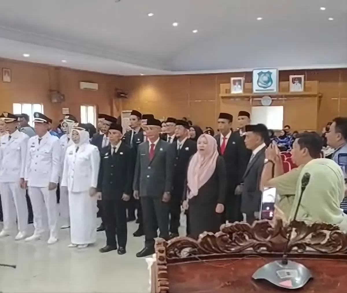 Pemerintah Kabupaten Bulukumba menggelar mutasi pejabat administrator dan fungsional, Senin (27/4/2026). Dalam pelantikan tersebut, Andi Endang resmi menjabat sebagai Camat Bontotiro menggantikan Andi Alif.