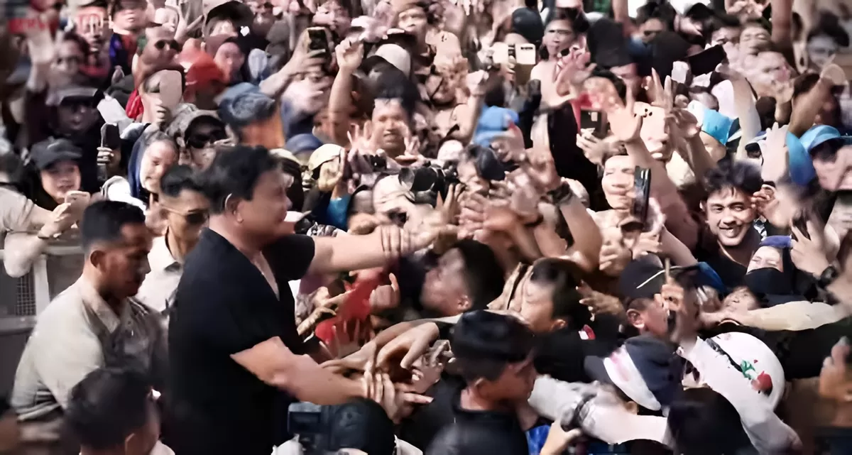 Presiden Prabowo Subianto berinteraksi langsung dengan para buruh dalam peringatan Hari Buruh 2026 di Monas, Jakarta. Dalam momentum tersebut, ia menegaskan program cicilan rumah hingga 40 tahun dan kredit bunga rendah untuk membantu buruh memiliki hunian sendiri.