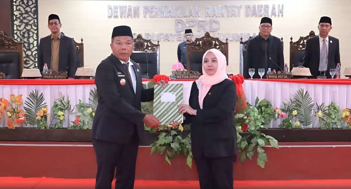 Rapat Paripurna DPRD Bulukumba menyetujui Ranperda tentang Pencegahan dan Pemberantasan Penyalahgunaan serta Peredaran Gelap Narkotika sekaligus menyerahkan rekomendasi DPRD atas LKPJ Bupati Tahun Anggaran 2025, Senin (11/5/2026).
