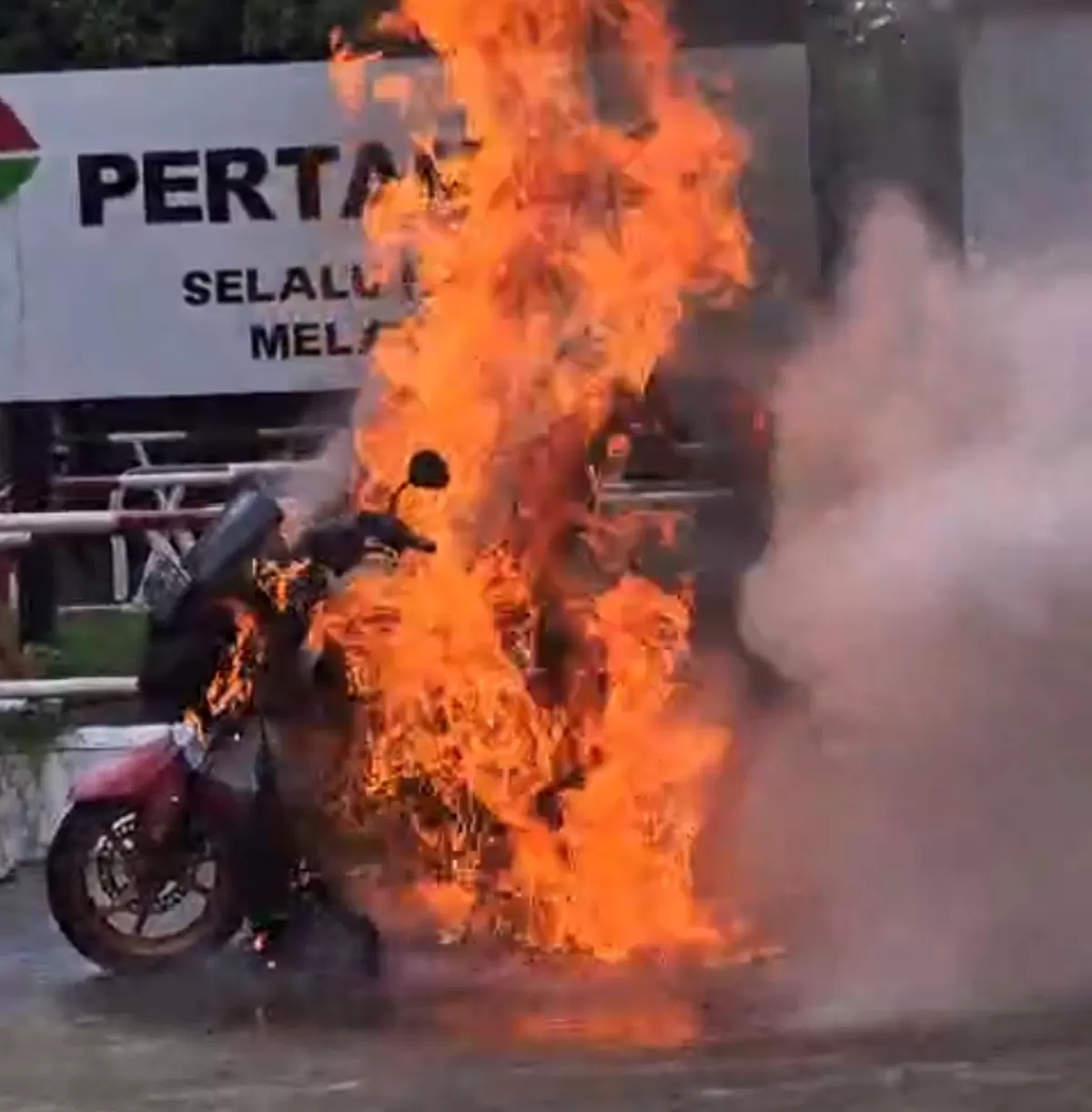 Kobaran api melahap satu unit Yamaha NMAX di area SPBU Bontobahari, Bulukumba, Minggu (10/5/2026). Warga