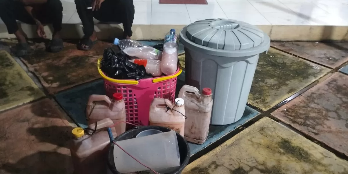 Sejumlah barang bukti minuman keras tradisional jenis ballo diamankan aparat gabungan saat razia Operasi Cipta Kondisi (Cipkon) di beberapa titik rawan di Kecamatan Ujung Bulu, Kabupaten Bulukumba, Sabtu (16/5/2026) malam. 