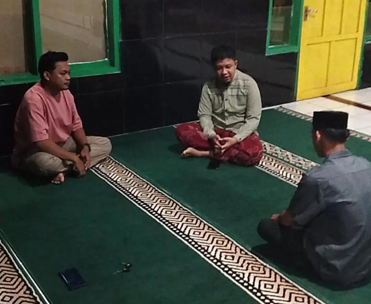 Ketua DPD PKS Bulukumba, Dr. Supriadi, memimpin kegiatan Unit Pembinaan Anggota (UPA) di Masjid Baiturrahman Bilamporoa, Desa Bontotangnga, Kecamatan Bontotiro, Sabtu malam (16/5/2026), sebagai upaya memperkuat akidah, akhlak, dan ukhuwah kader serta pemuda.