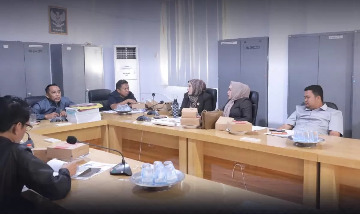 Komisi IV DPRD Bulukumba menggelar rapat kerja evaluasi APBD Triwulan I Tahun Anggaran 2026 bersama RSUD H. Andi Sulthan Dg. Radja, Dinsos, dan DP2KBP3A. Pembahasan bersama pihak RSUD sempat diskors karena dokumen pendukung belum lengkap.
