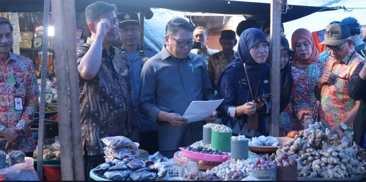 Wakil Ketua DPRD Bulukumba, Fahidin HDK, bersama Forkopimda meninjau harga dan ketersediaan bahan pokok di Pasar Tradisional Cekkeng Bulukumba, Kamis (21/5/2026), guna memastikan stabilitas pangan menjelang Idul Adha 2026.