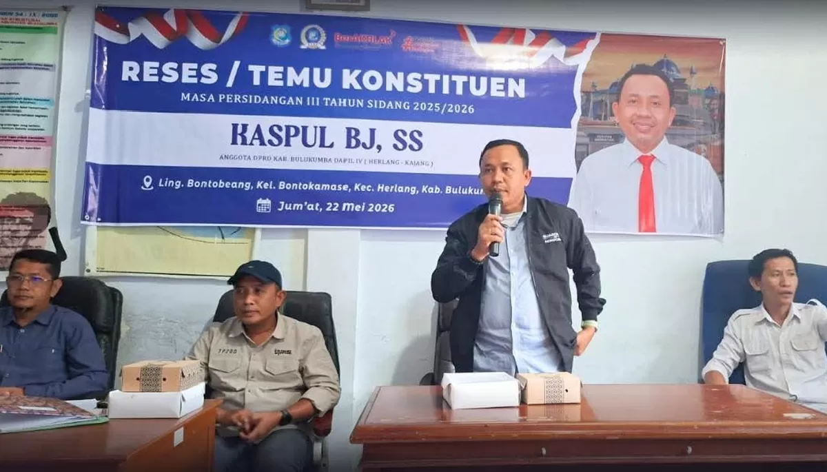 Anggota DPRD Bulukumba Kaspul BJ menggandeng Bapenda Bulukumba yang dipimpin Andi Muh Arfah saat kegiatan reses di Herlang, Jumat (22/5/2026), sekaligus memperkenalkan aplikasi pembayaran PBB digital kepada masyarakat.