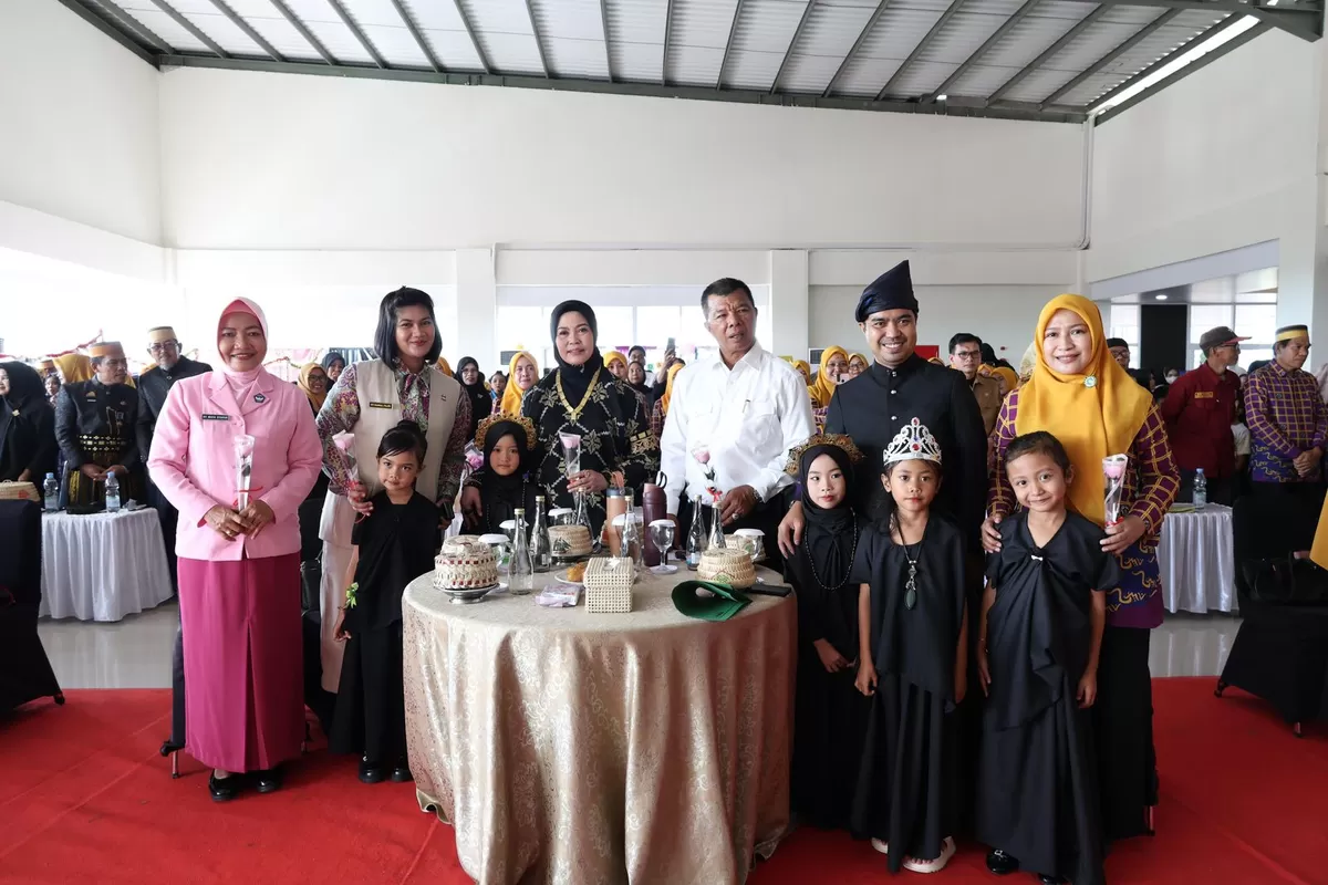 Suasana meriah Gebyar PAUD Bulukumba 2026 di Lantai 4 Gedung Ammatoa, saat ratusan anak dari 10 kecamatan unjuk bakat dalam ajang kreativitas dan pembentukan karakter sejak dini.