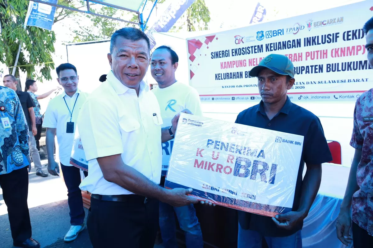 Bupati Bulukumba Andi Muchtar Ali Yusuf menghadiri peluncuran Program Ekosistem Keuangan Inklusif (EKI) dan kolaborasi Kampung Nelayan Merah Putih bersama OJK dan BRI di Kelurahan Bentenge, Kamis (7/5/2026).