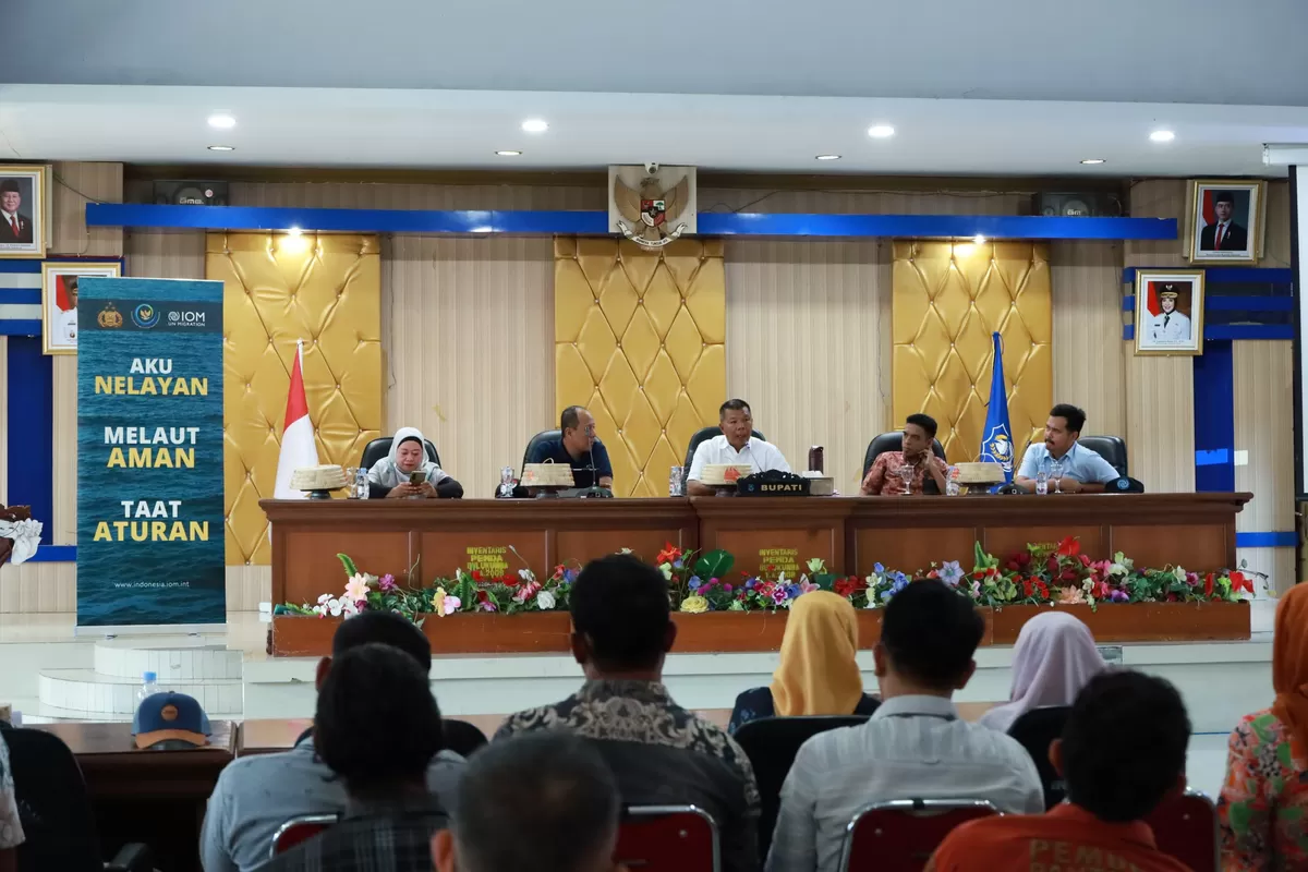 Bupati Bulukumba Andi Muchtar Ali Yusuf bersama Kementerian Kelautan dan Perikanan menggelar kampanye informasi publik terkait perlindungan nelayan dan masyarakat pesisir dari praktik penangkapan ikan ilegal di wilayah perairan negara lain.