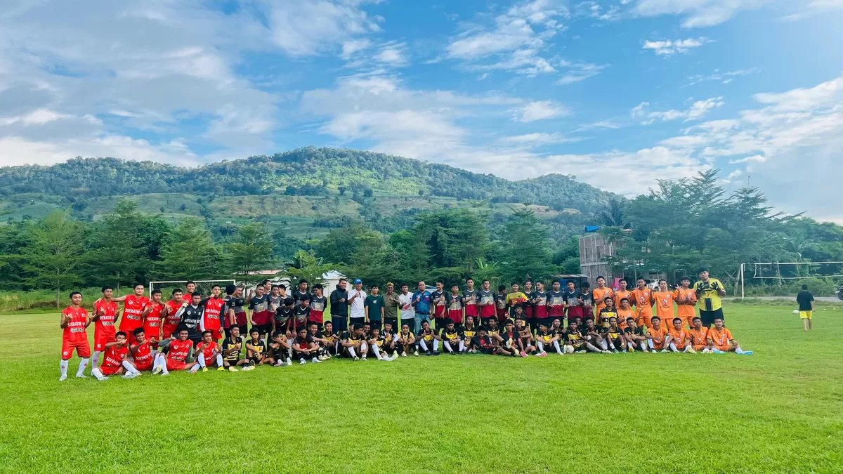 Pemain Bulukumba United U-16, FIFA Soccer Maros U-16, dan Gowa United U-16 berfoto bersama usai mengikuti Trofeo U-16 di Lapangan Patallassang, Kabupaten Gowa, Sabtu 9 Mei 2026.