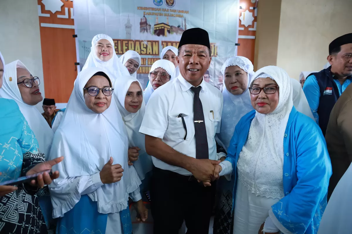 Bupati Bulukumba Andi Muchtar Ali Yusuf secara resmi melepas keberangkatan Jemaah Calon Haji (JCH) Bulukumba 2026 dengan penyerahan bendera Merah Putih kepada Ketua Kloter 39 di Aula Kantor Kementerian Haji dan Umrah Bulukumba, Senin (11/5/2026).