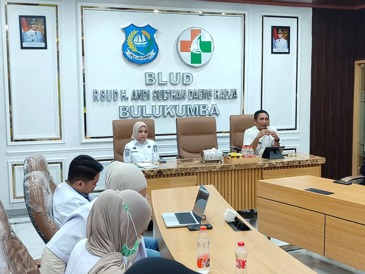 Sebanyak 32 pegawai baru mengikuti orientasi umum yang digelar RSUD H. Andi Sulthan Daeng Radja sebagai pembekalan awal untuk memperkuat pelayanan kesehatan dan pemahaman budaya kerja rumah sakit, Rabu (13/5/2026).