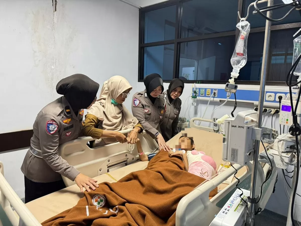 Polwan Polres Bulukumba dipimpin Ipda Nuraeni saat mengunjungi Syifa (16) di RSUD Sultan Daeng Raja Bulukumba. Kehadiran para Polwan memberi dukungan moril dan semangat bagi remaja yang tengah menjalani perawatan intensif tersebut.