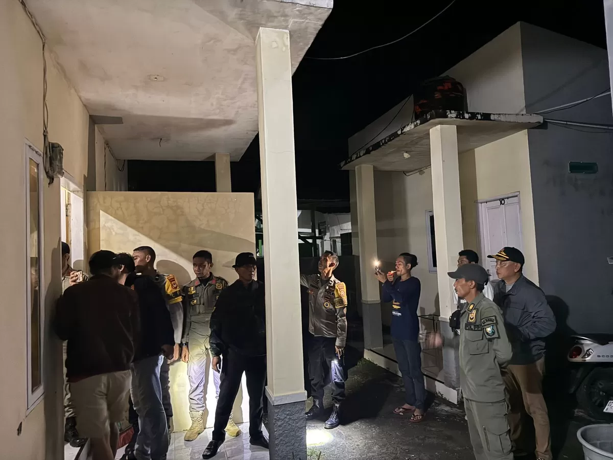 Satpol PP dan Damkar Kabupaten Bulukumba bersama Polsek Ujung Bulu menggelar razia di sejumlah rumah kos pada Kamis malam, 14 Mei 2026.