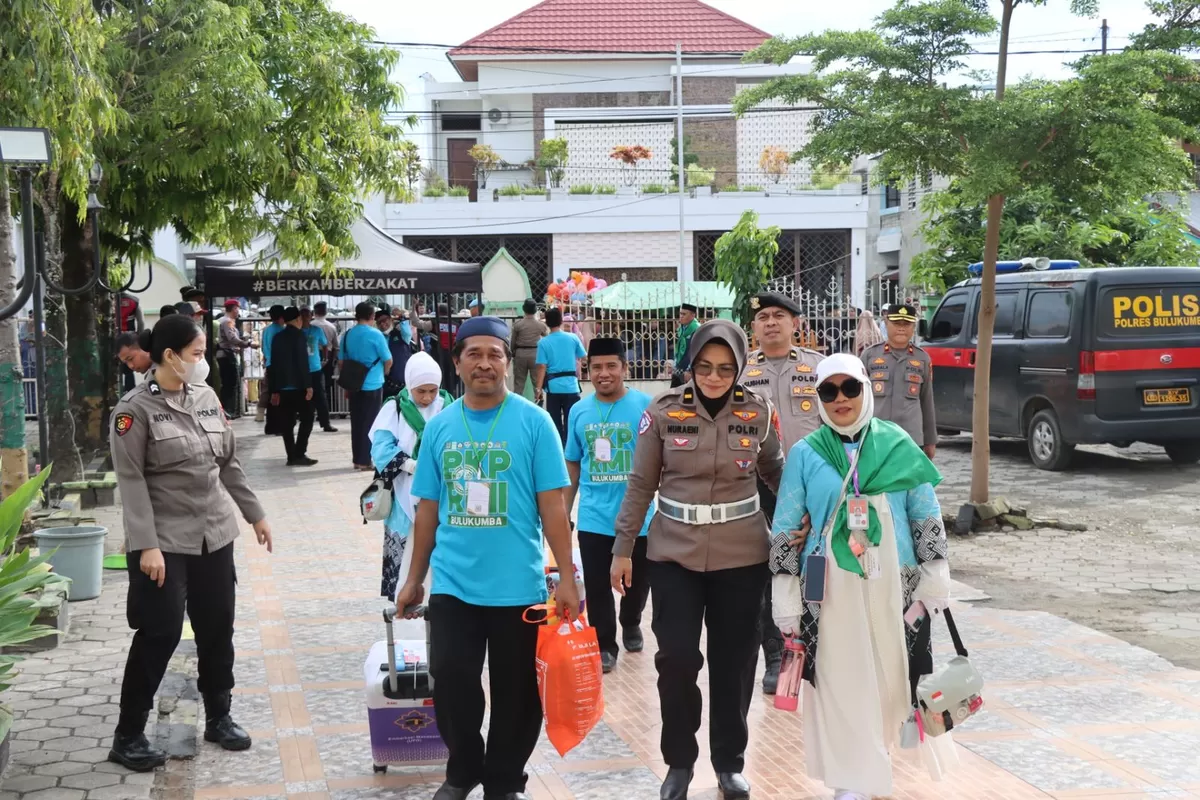 Petugas Polres Bulukumba bersama aparat gabungan mengawal pemberangkatan calon jamaah haji di pelataran Masjid Agung Bulukumba menuju Asrama Haji Sudiang Makassar, Senin 18 Mei 2026.