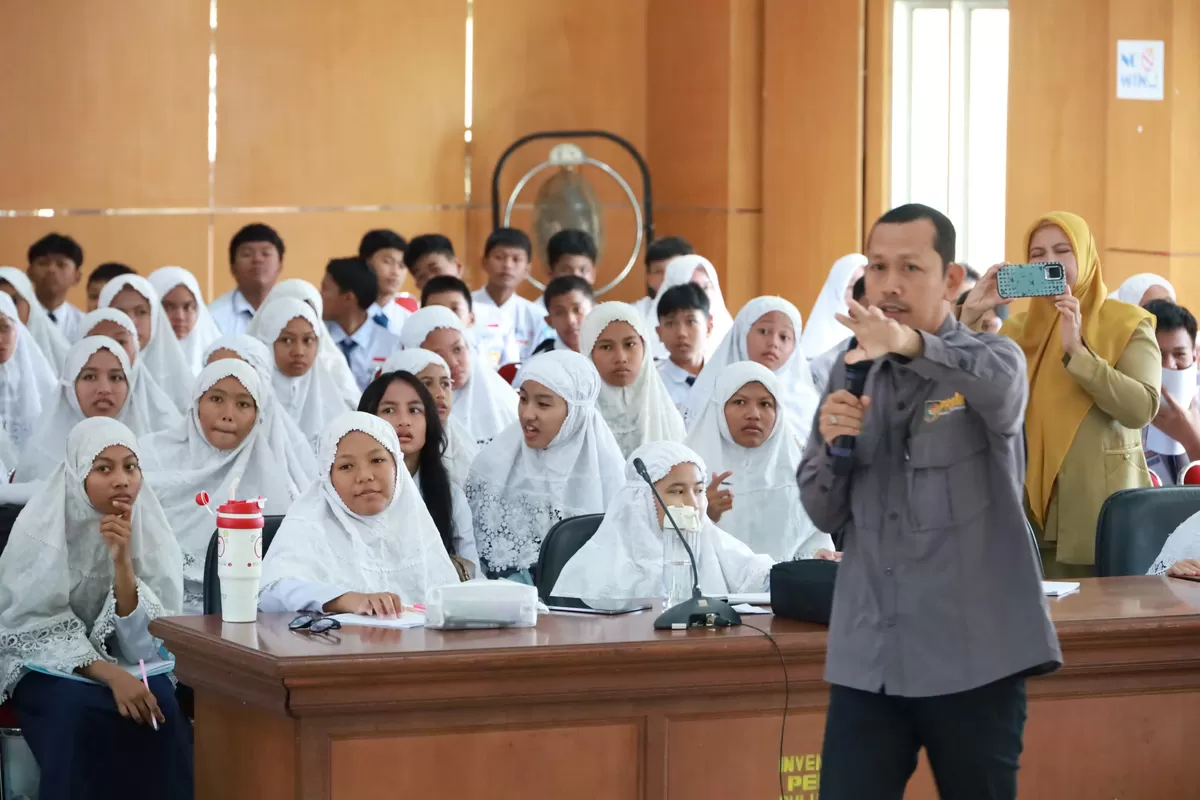 Kabid Humas Dinas Kominfo Bulukumba, Andi Ayatullah Ahmad, saat memberikan pemaparan mengenai dasar-dasar jurnalistik dan penyampaian informasi yang baik kepada siswa peserta pelatihan jurnalistik SMPN 1 Bulukumba, Selasa (19/5/2026).
