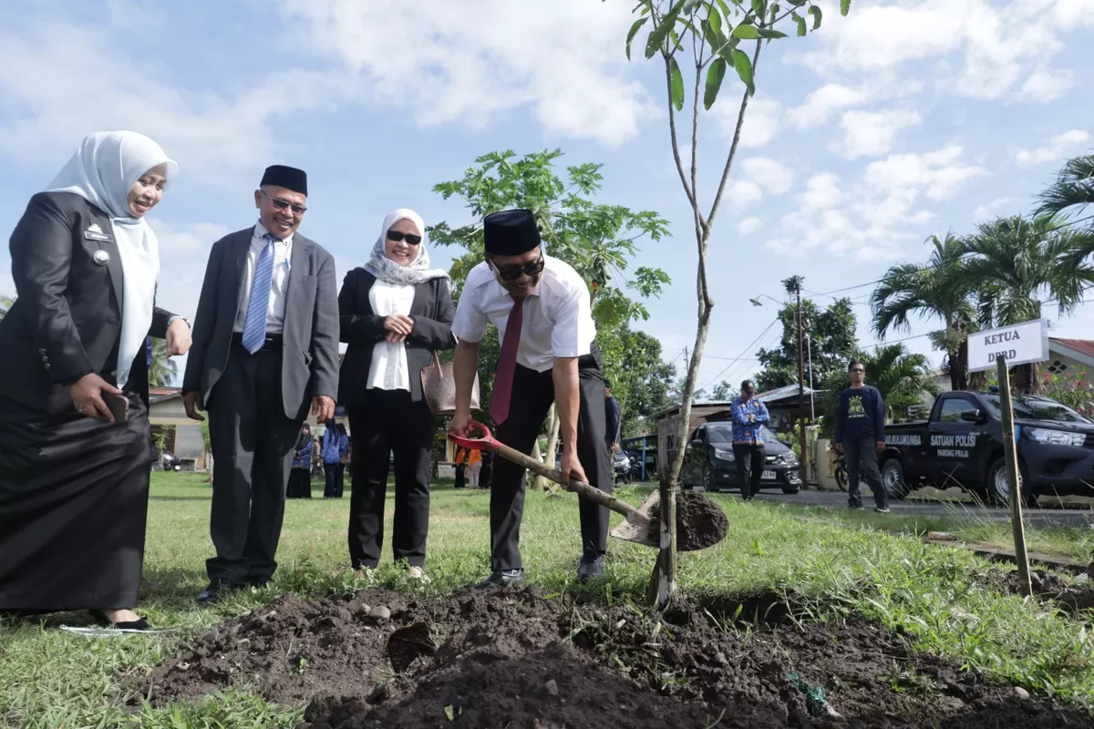   Wakil Ketua DPRD Bulukumba, Syahruni Haris menanam pohon di momentum Hari Kebangkitan Nasional 2026, Rabu 20 Mei 2026