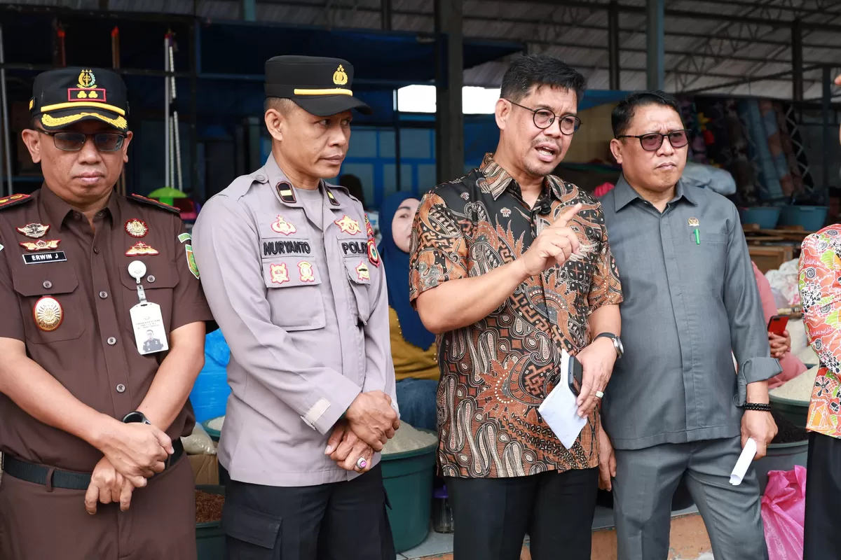 Pemkab Bulukumba bersama Forkopimda dan TPID melakukan pemantauan harga pangan di Pasar Cekkeng, Kamis (21/5/2026), untuk memastikan stabilitas harga dan ketersediaan bahan pokok menjelang Idul Adha 1447 Hijriah.