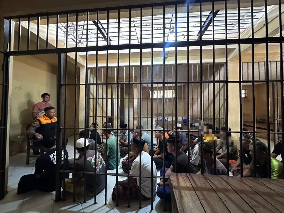 Suasana pembinaan mental psikologi di Rutan Mapolres Bulukumba, Kamis (21/5/2026). Tim Konselor Psikologi Polres Bulukumba memberikan motivasi dan penguatan mental kepada para tahanan melalui pendekatan humanis dan komunikasi santai.
