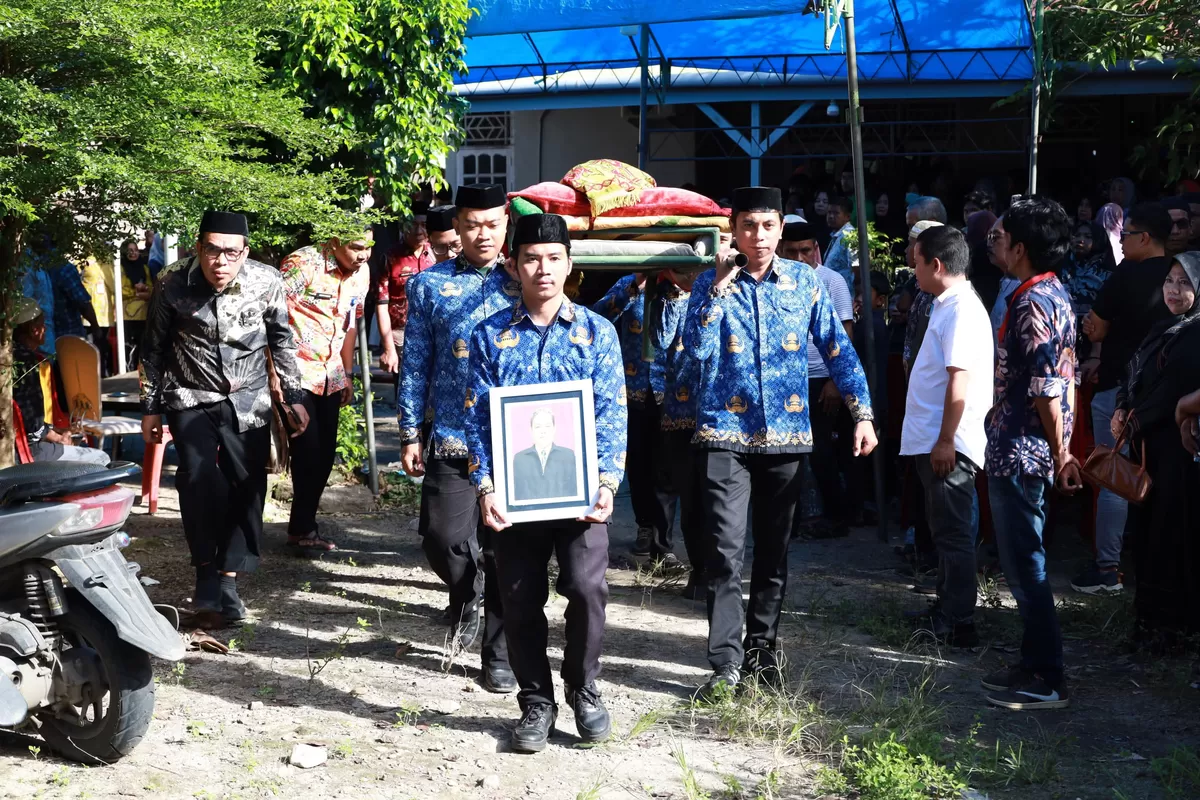 Pemerintah Kabupaten Bulukumba menggelar prosesi pelepasan jenazah Mulyadi Ganie secara sipil di kediamannya di Sapiri, Kecamatan Gantarang. Ratusan pelayat hadir mengantar pejabat Diskominfo Bulukumba itu ke peristirahatan terakhirnya.