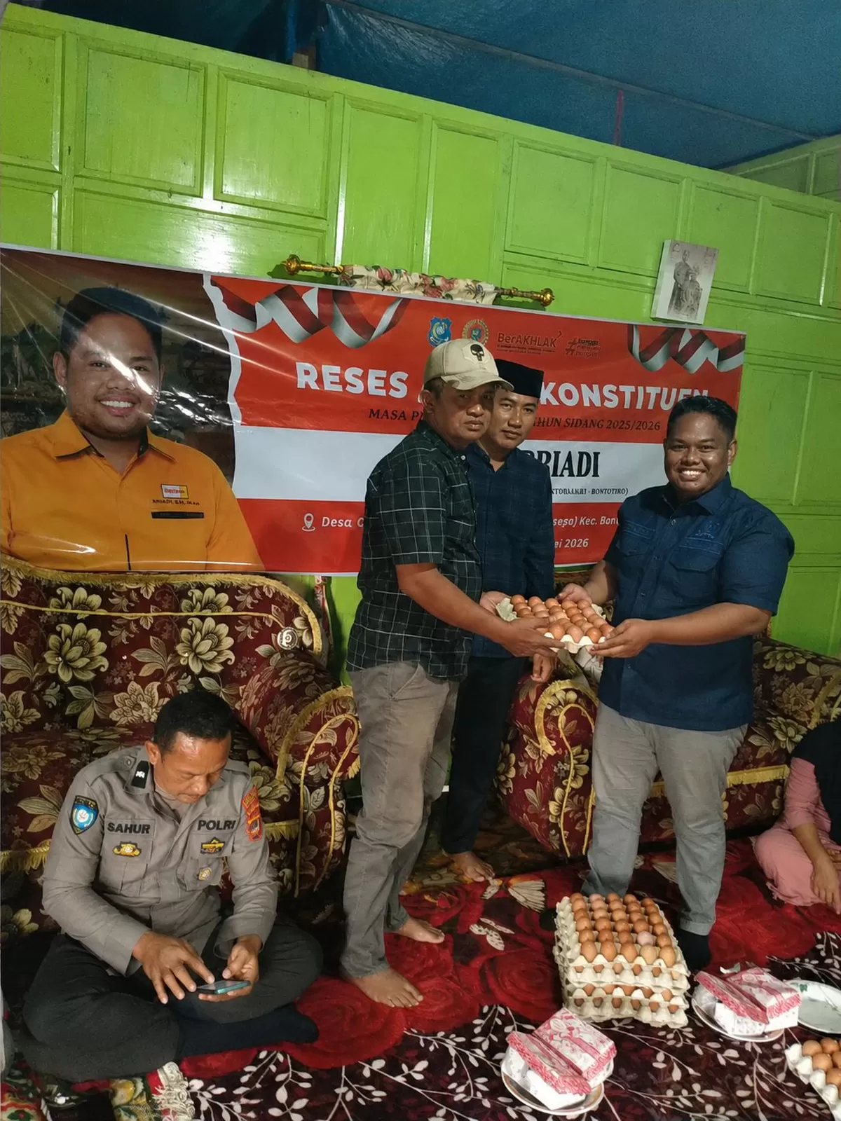 Anggota DPRD Bulukumba dr. Sabriadi  saat reses di Dusun Sakui-Kui, Desa Caramming, Kecamatan Bontotiro, Jumat (22/5/2026). Dalam kegiatan tersebut, ia juga menyerahkan bantuan mesin breker menggunakan dana pribadi serta membagikan telur kepada masyarakat.