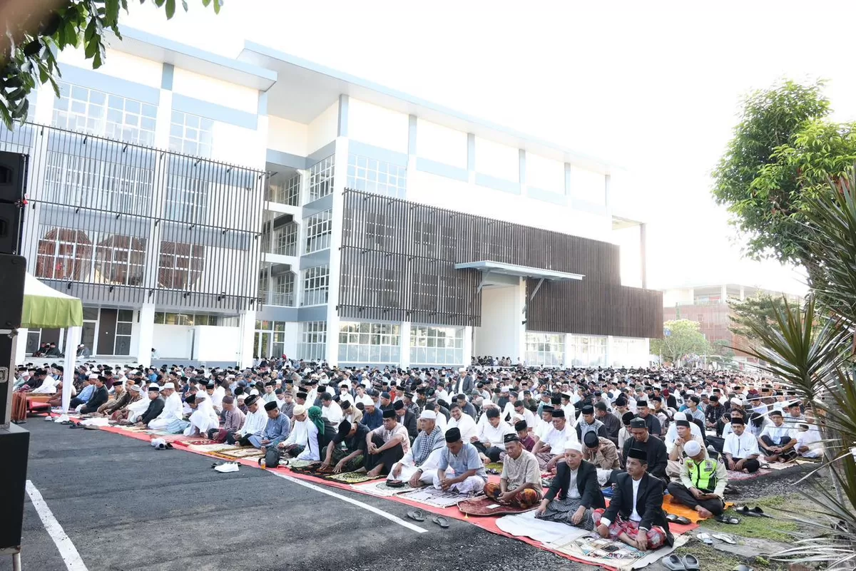 Pelaksanaan shalat Idul Adha 1447 Hijriah di Bulukumba akan dipusatkan di halaman Kantor Bupati dan Gedung Ammatoa pada Rabu, 27 Mei 2026. Bupati dan Wakil Bupati Bulukumba dijadwalkan salat Id bersama masyarakat.