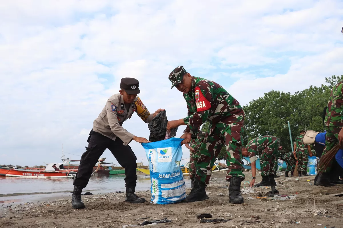 Personel gabungan TNI-Polri bersama Satpol PP, Tagana, dan Pemerintah Kecamatan Ujung Bulu bergotong royong membersihkan kawasan Pantai Merpati dan Taman Cekkeng di Bulukumba dalam rangka karya bakti HUT Kodam XIV Hasanuddin ke-69, Selasa (26/5/2026).