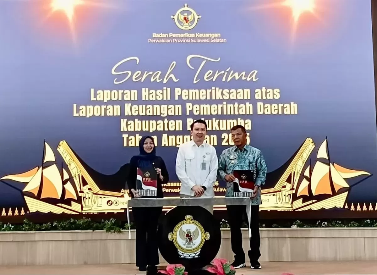 Bupati Bulukumba Andi Muchtar Ali Yusuf bersama Ketua DPRD Bulukumba Umy Asyiatun Khadijah menerima Laporan Hasil Pemeriksaan (LHP) dan opini WTP atas LKPD Tahun Anggaran 2025 dari BPK RI Perwakilan Sulawesi Selatan di Makassar, Selasa (26/5/2026).