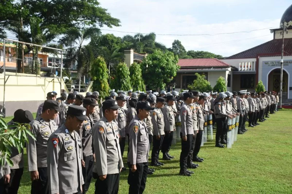 Wakapolres Bulukumba Kompol H. Syafaruddin memimpin apel kesiapan pengamanan May Day 2026 di Mapolres Bulukumba, Jumat (1/5/2026). 