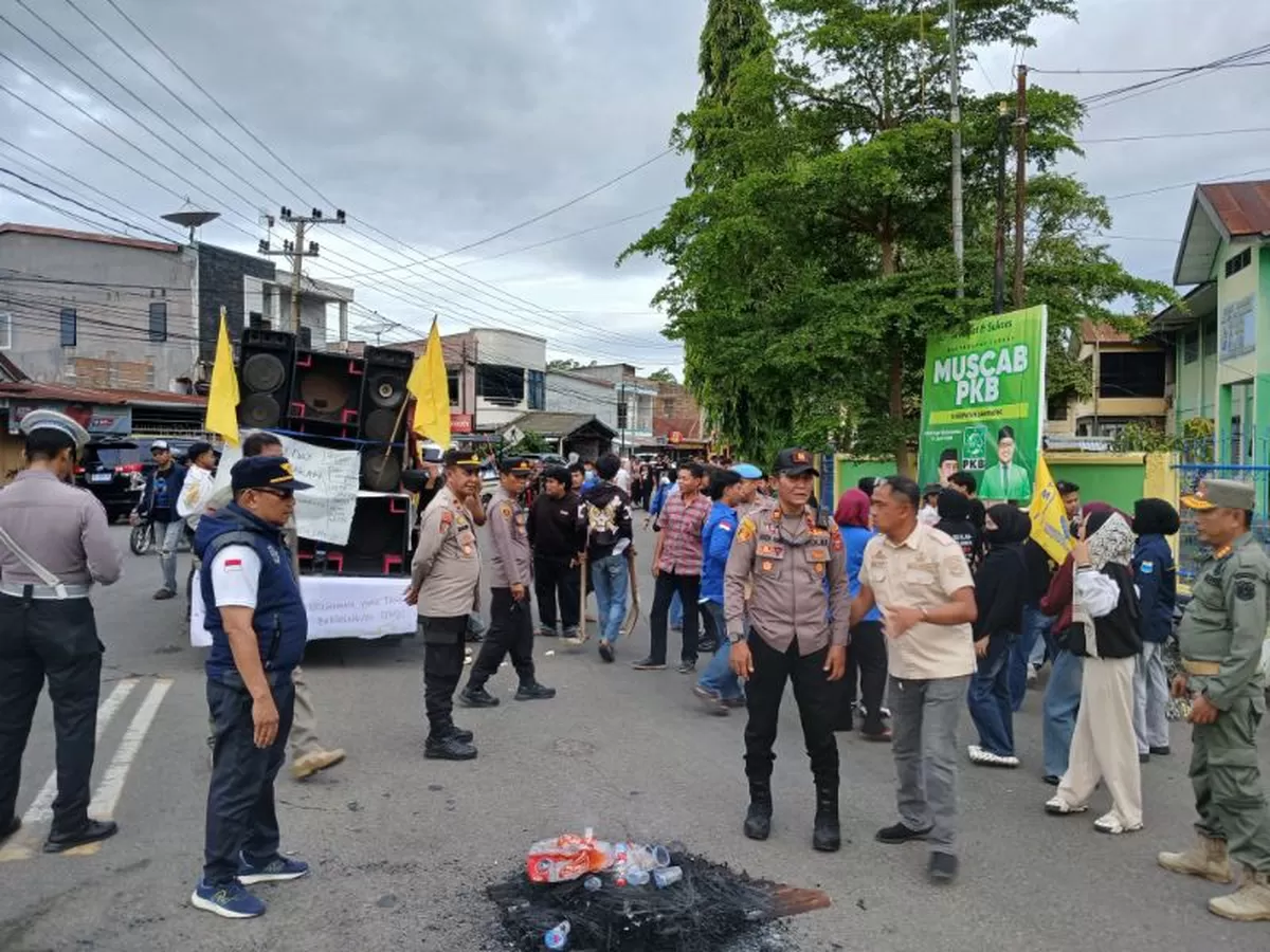Aksi peringatan Hari Buruh Internasional (May Day) 2026 oleh PMII Cabang Bulukumba di perempatan Teko berlangsung aman dan kondusif.