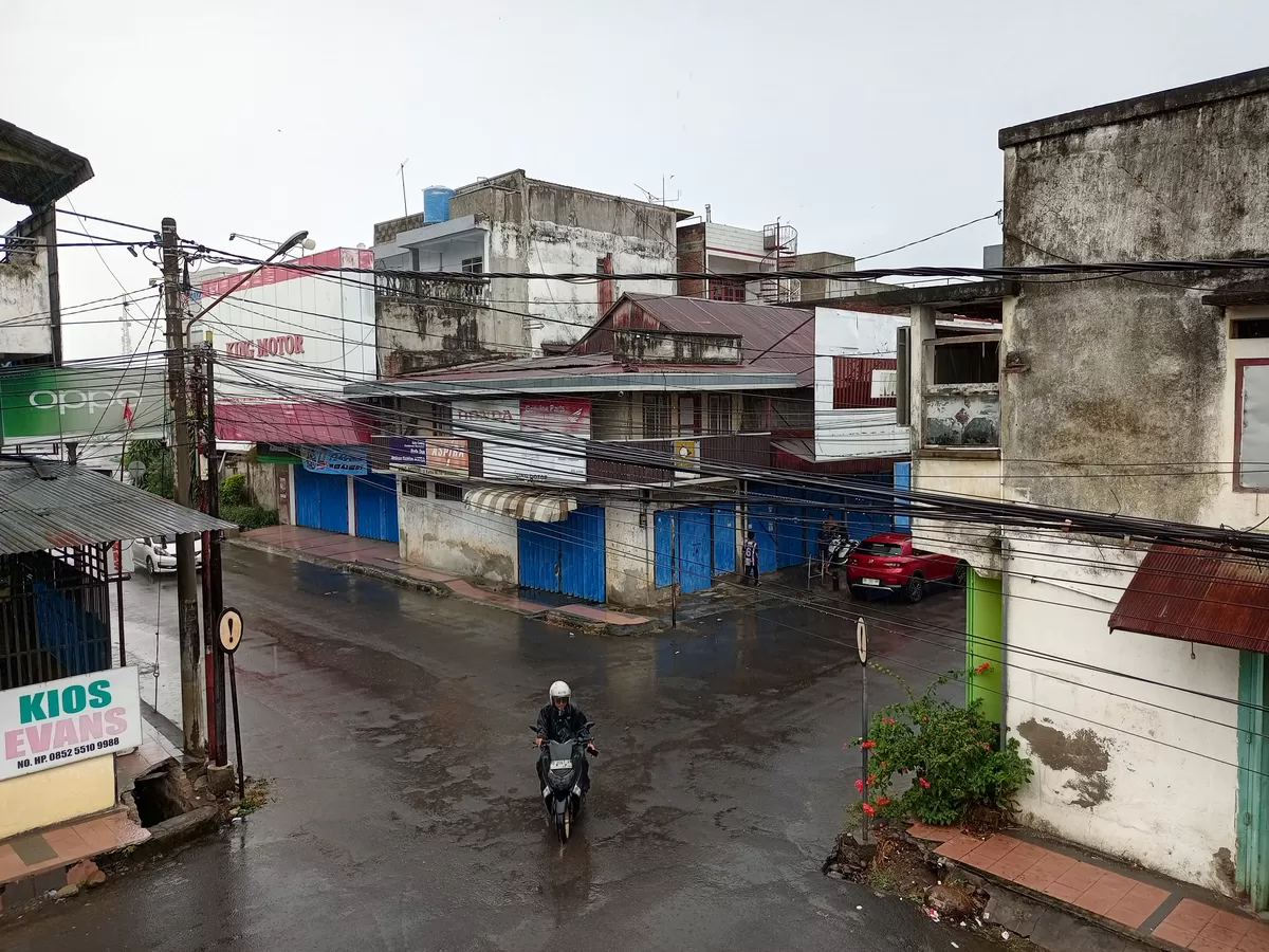 Hujan dengan intensitas sedang mengguyur Kota Bulukumba sejak pagi hingga sore hari, menyebabkan sejumlah ruas jalan basah dan licin.