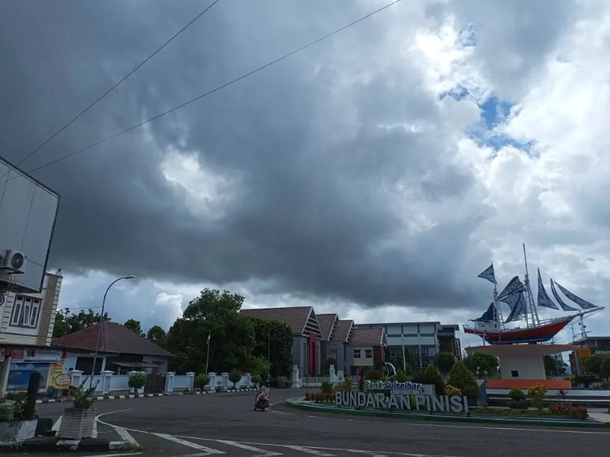 BMKG Wilayah IV Makassar mengeluarkan peringatan dini potensi hujan disertai petir dan angin kencang di Kabupaten Bulukumba dan sejumlah wilayah Sulawesi Selatan, Sabtu (9/5/2026).