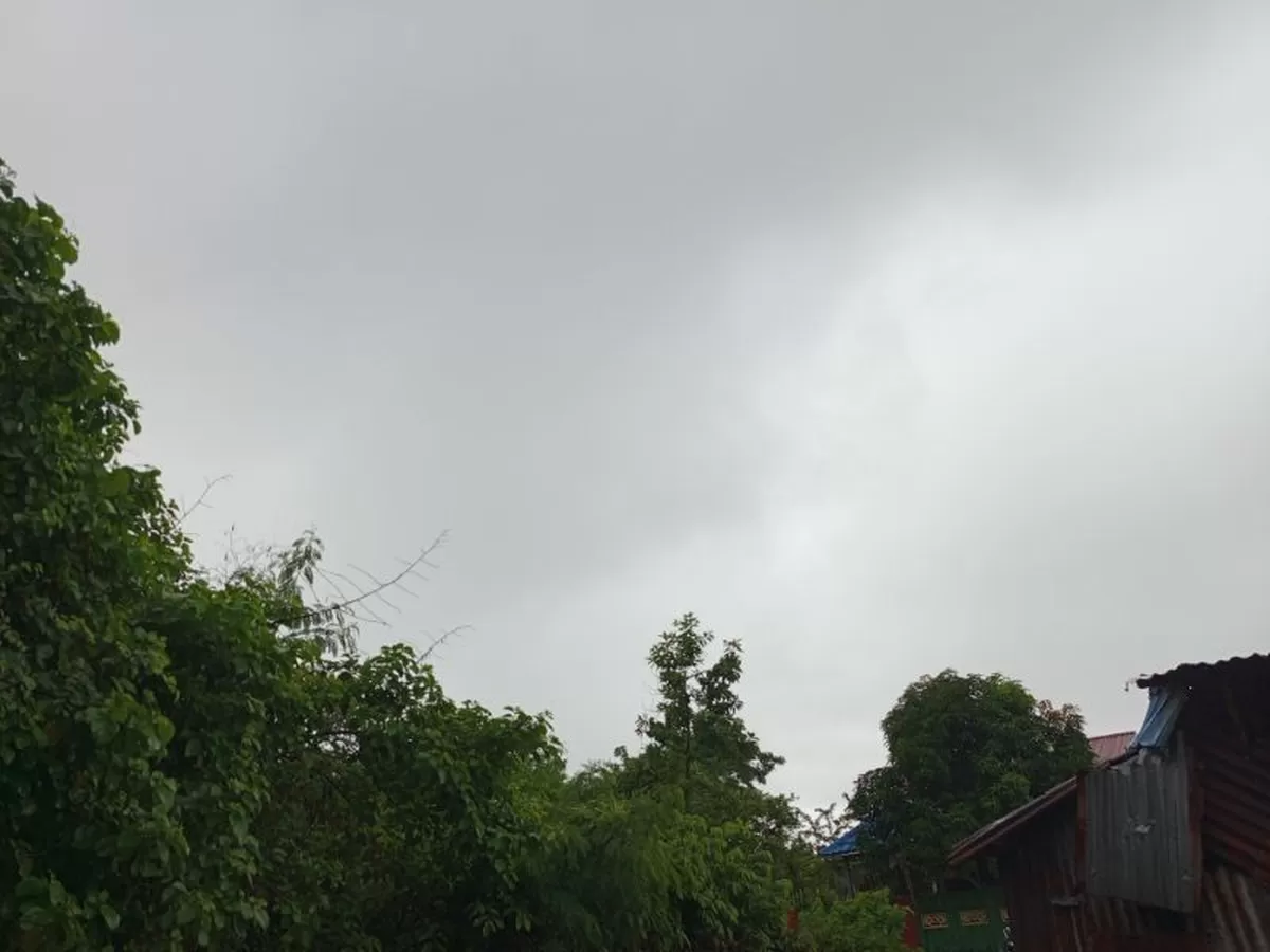 Suasana langit mendung dan hujan dengan intensitas sedang melanda kawasan permukiman di Kota Bulukumba, Selasa (12/5/2026).