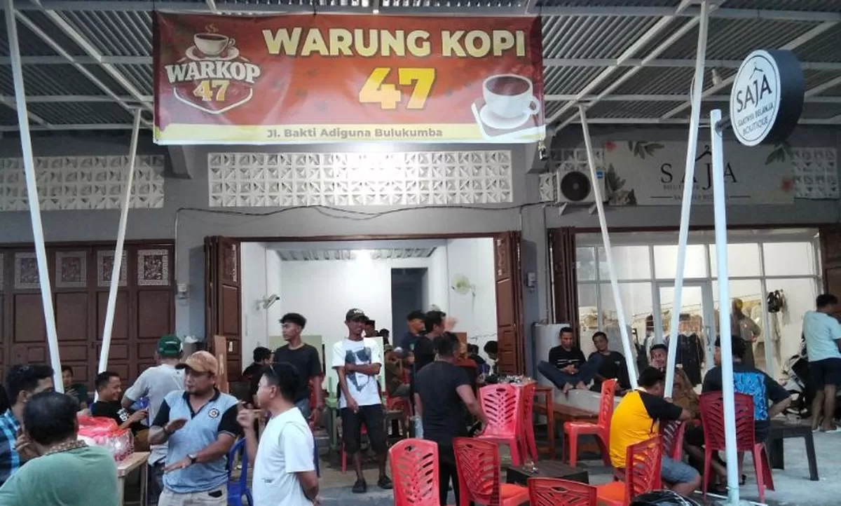Warkop 47 di Jalan Bhakti Adiguna, Kota Bulukumba menawarkan berbagai menu kopi dan minuman dengan harga ramah di kantong, menjadi salah satu tempat nongkrong favorit anak muda.