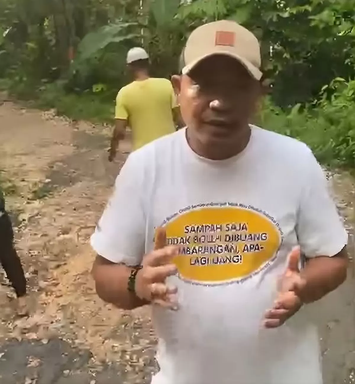 Kaspul BJ turun langsung meninjau sekaligus bersama masyarakat melakukan perbaikan jalan rusak penghubung Herlang–Bontotiro, Minggu 24 Mei 2026.