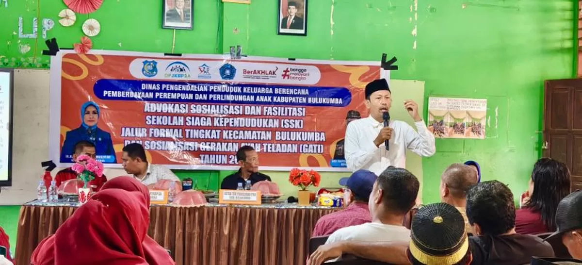 Suasana hangat terlihat dalam kegiatan Sekolah Siaga Kependudukan dan Sosialisasi Gerakan Ayah Teladan Indonesia (GATI) yang digelar DP2KBP3A Bulukumba di SMP Satap 1 Kajang dan Herlang, Jumat 22 Mei 2026. Program ini mendorong keterlibatan ayah dalam pengasuhan anak guna mencegah fenomena fatherless dan membangun generasi berkarakter.
