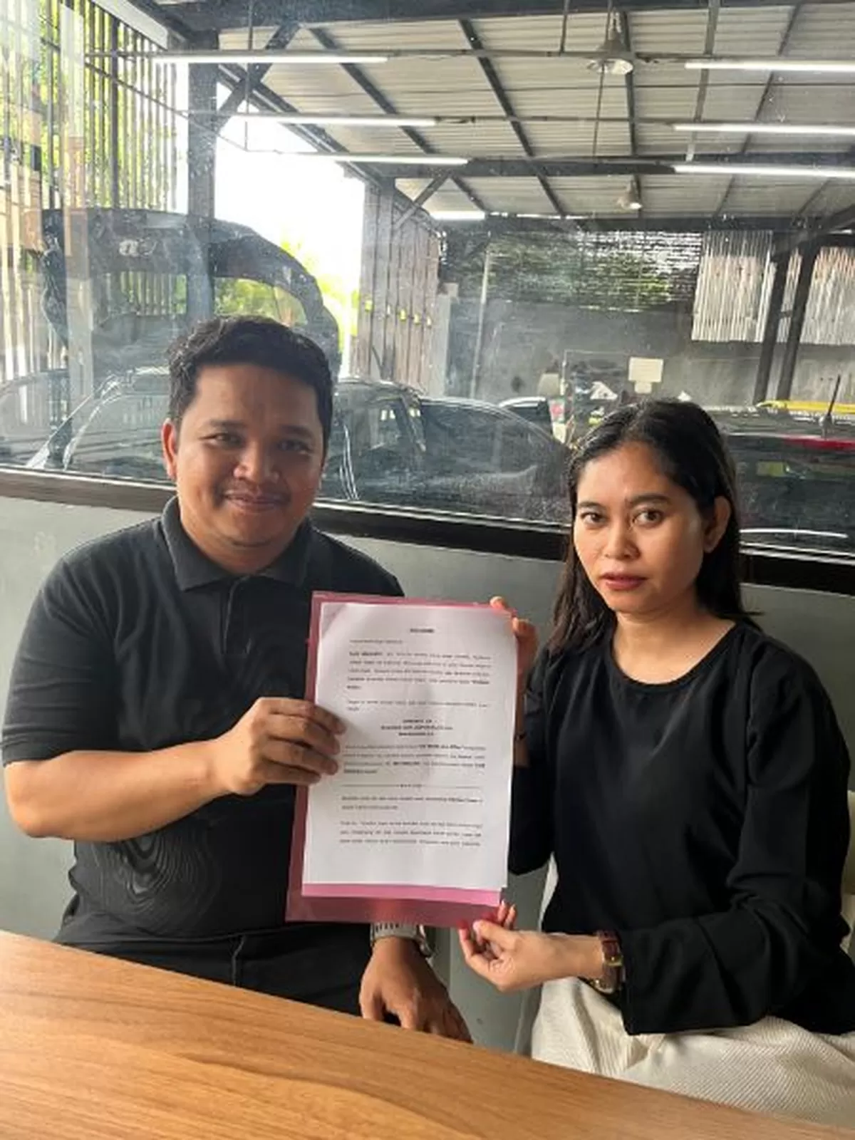 Nani Wardianti bersama kuasa hukumnya, Suprianto, SH.