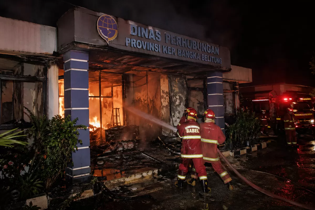 Petugas pemadam kebakaran berjibaku memadamkan api yang melalap ruang kerja di Kantor Dinas Perhubungan Provinsi Kepulauan Bangka Belitung.