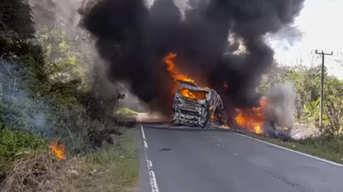 Kondisi bus ALS hangus terbakar setelah terlibat tabrakan maut dengan truk tangki BBM di Jalinsum Karang Jaya, Musi Rawas Utara, Sumatera Selatan, Rabu (6/5/2026).