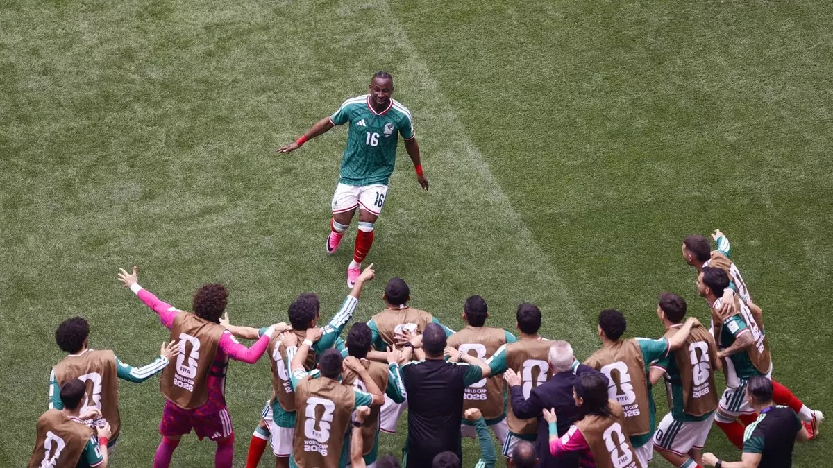 Pemain Meksiko melakukan selebrasi kemenangan setelah menaklukkan Afrika Selatan 2-0 dalam laga pembuka Piala Dunia 2026. Kemenangan bersejarah El Tri di Stadion Azteca diwarnai tiga kartu merah dan membawa mereka meraih tiga poin perdana di Grup A.