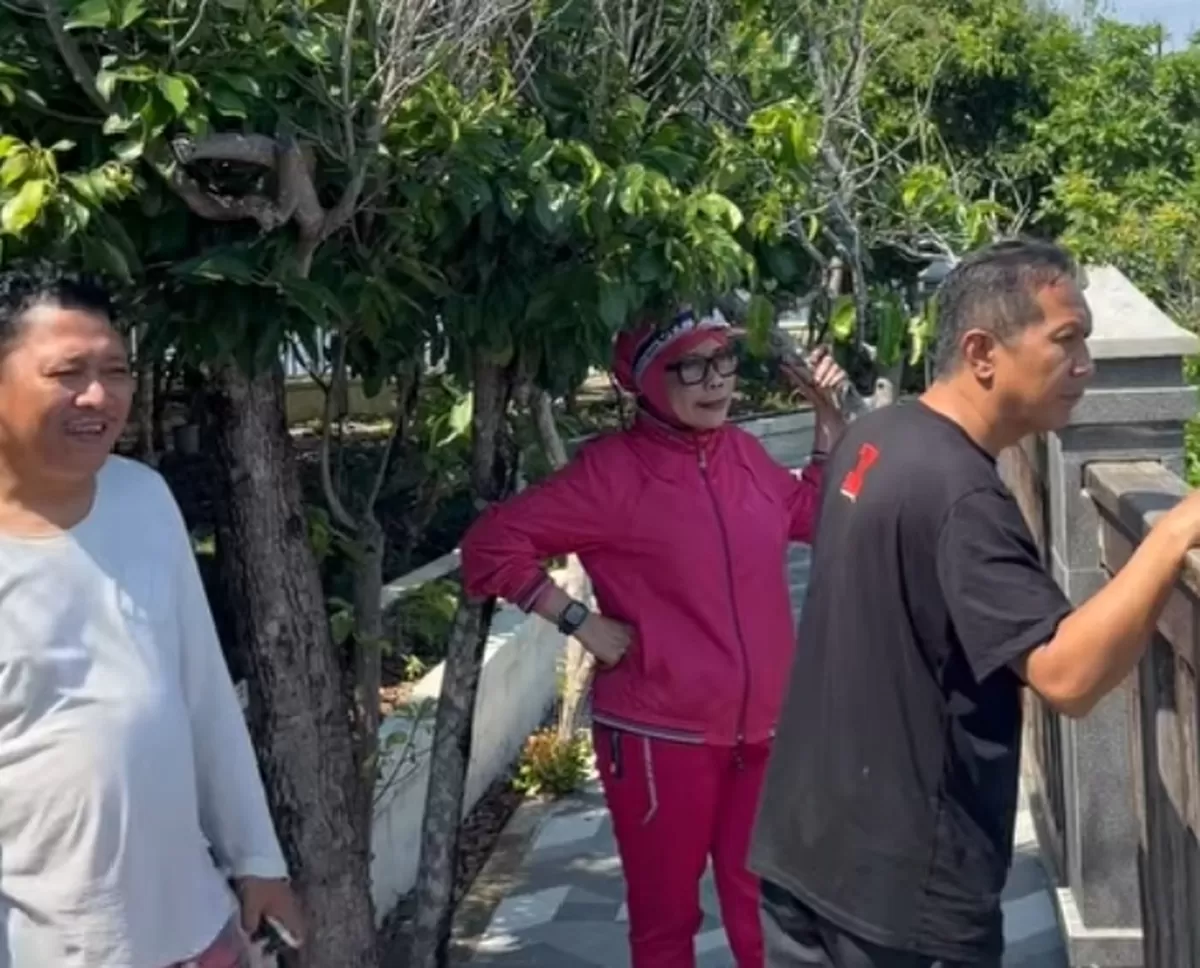 Kadisparpora Bulukumba Hj. Hamrina A. Muri mendampingi Wakil Ketua DPRD Bulukumba Fahidin HDK dan Syahruni Haris meninjau kawasan Pantai Bira dan Titik Nol Bira. 