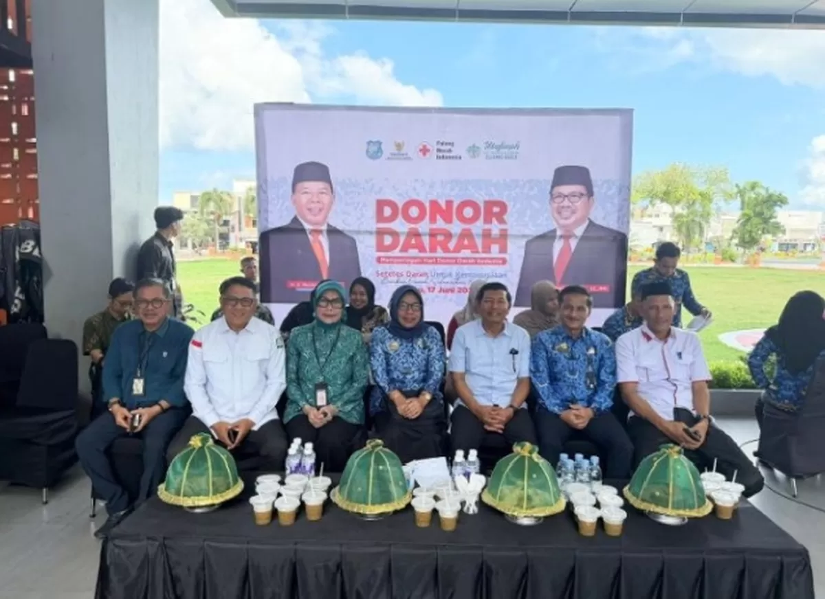 Wakil Ketua DPRD Bulukumba Fahidin HDK meninjau langsung pelaksanaan aksi donor darah yang digelar PMI Bulukumba dalam rangka memperingati Hari Donor Darah Sedunia 2026 di Tribun Lapangan Pemuda Bulukumba. 