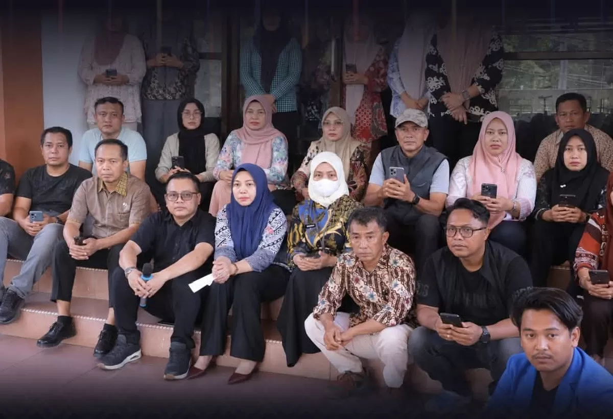 Ketua DPRD Bulukumba Umy Asyiatun bersama Wakil Ketua II Syahruni Haris dan anggota DPRD menerima serta mendengarkan langsung aspirasi yang disampaikan Cipayung Plus Bulukumba dalam aksi unjuk rasa di depan Gedung DPRD.