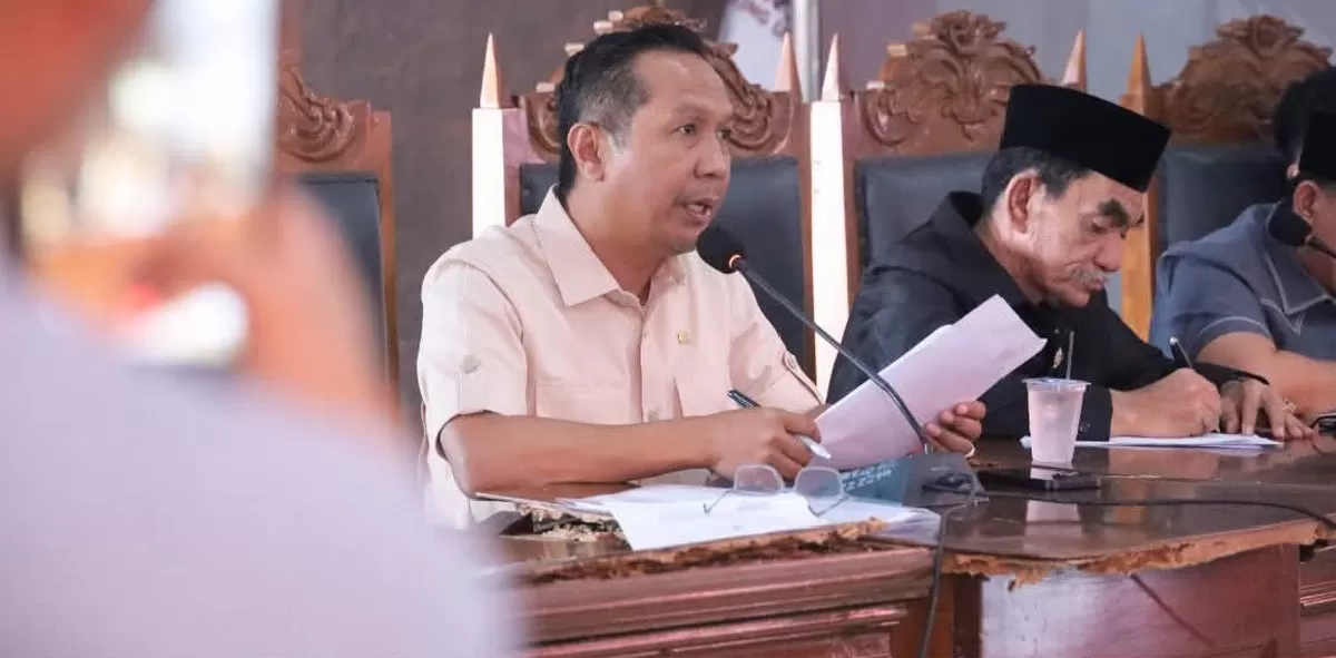 DPRD Bulukumba menerima aspirasi ratusan warga Bontobahari dan merekomendasikan pencabutan surat penghentian aktivitas serta pembongkaran bangunan di kawasan Tahura sembari mendorong penyelesaian melalui mediasi.