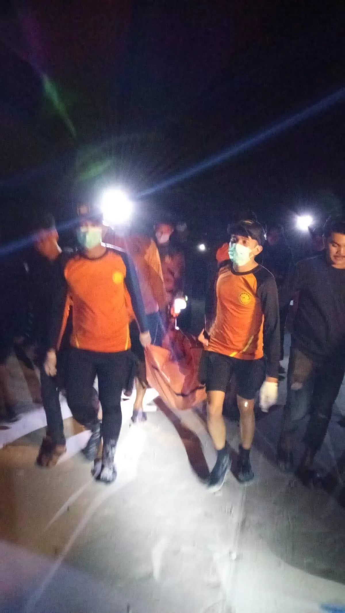 Tim SAR mengevakuasi jenazah korban yang sebelumnya dilaporkan hilang setelah terjatuh dan tersapu ombak di kawasan wisata Pantai Apparalang, Bulukumba.