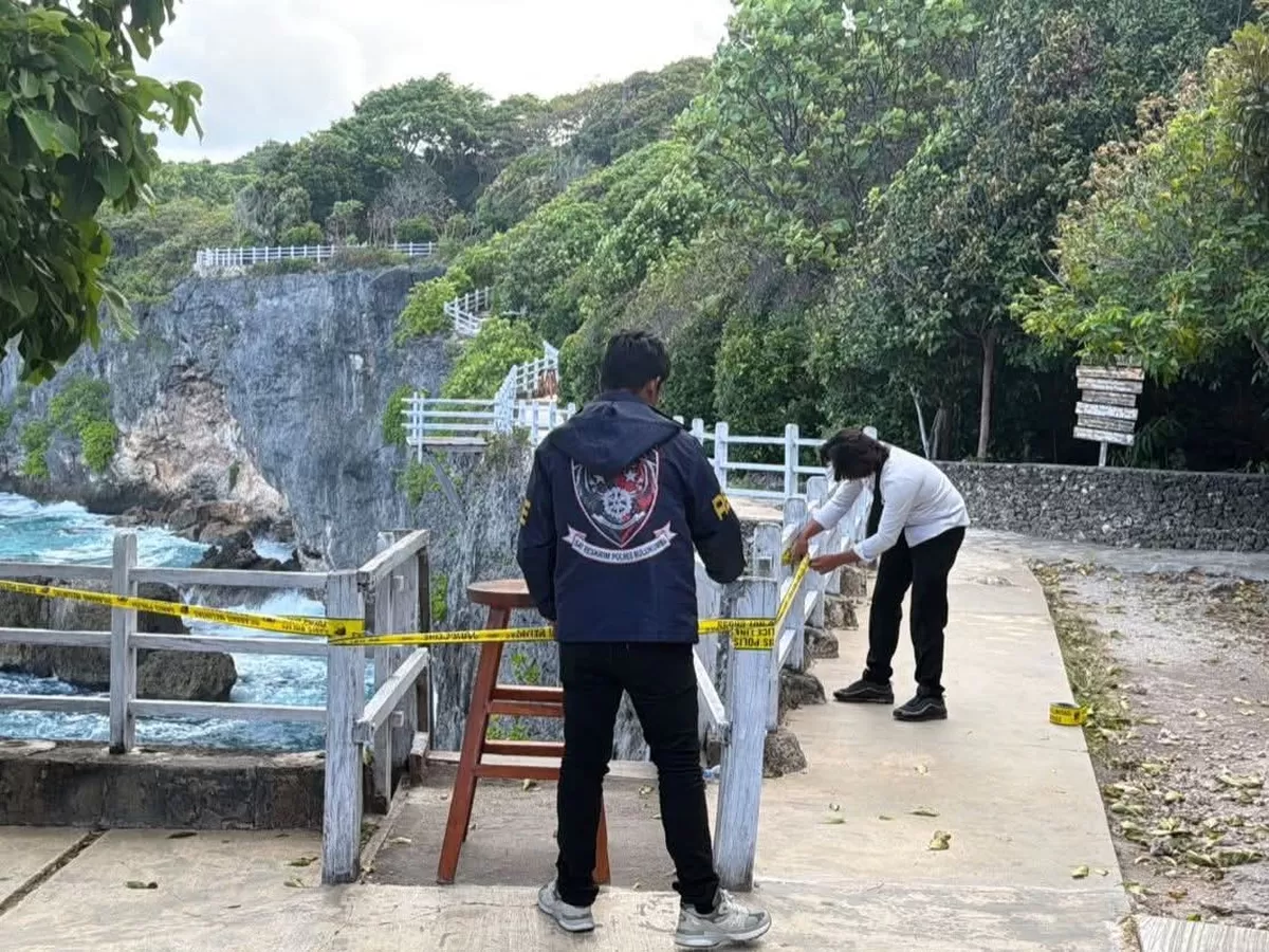 Petugas Polres Bulukumba memasang garis polisi di sejumlah titik kawasan wisata Apparalang yang ditutup sementara setelah insiden tenggelam yang menewaskan seorang wisatawan.