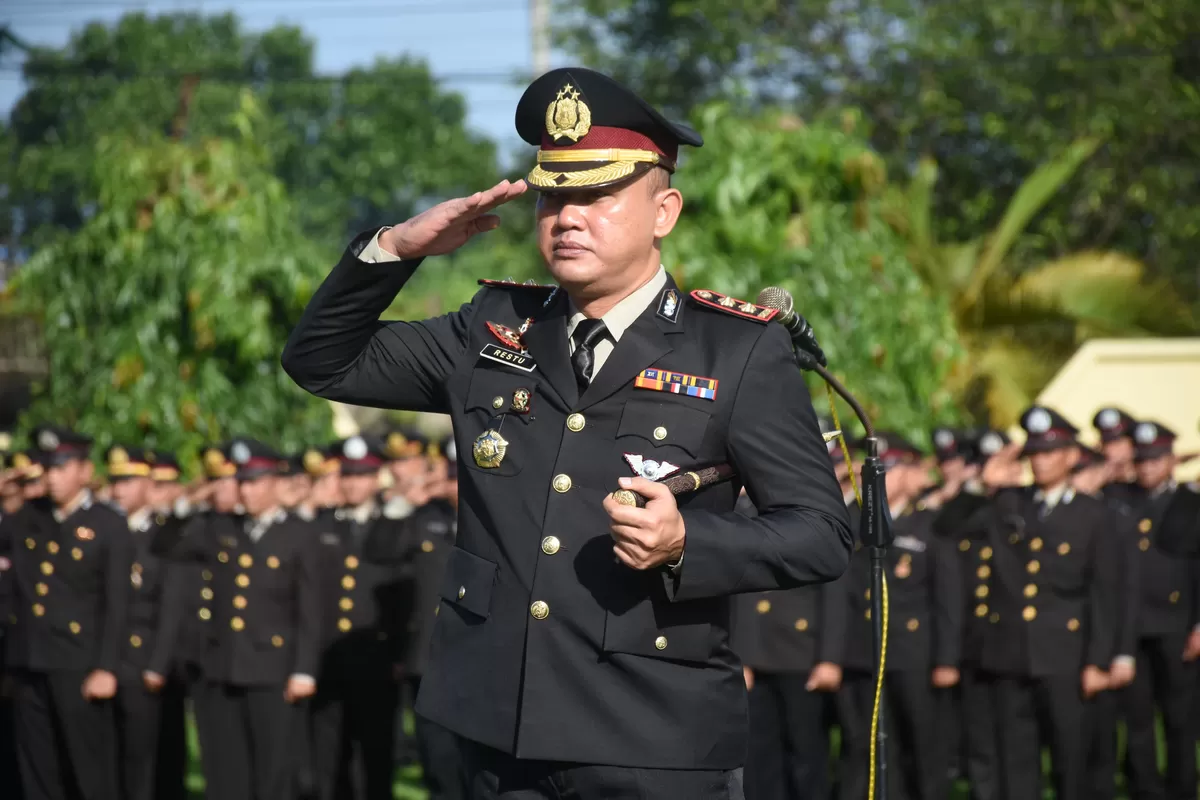 Kapolres Bulukumba AKBP Restu Wijayanto bertindak sebagai Inspektur Upacara saat peringatan Hari Lahir Pancasila 1 Juni 2026 di Mapolres Bulukumba. 