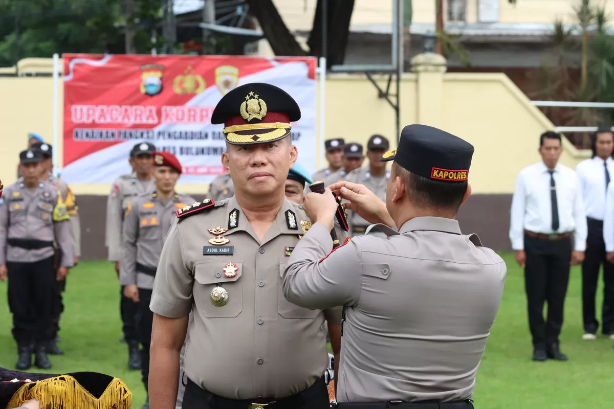 Kapolsek Gantarang Abdul Kadir resmi menerima kenaikan pangkat menjadi AKBP Pengabdian dalam Upacara Korps Rapor yang dipimpin Kapolres Bulukumba AKBP Restu Wijayanto.